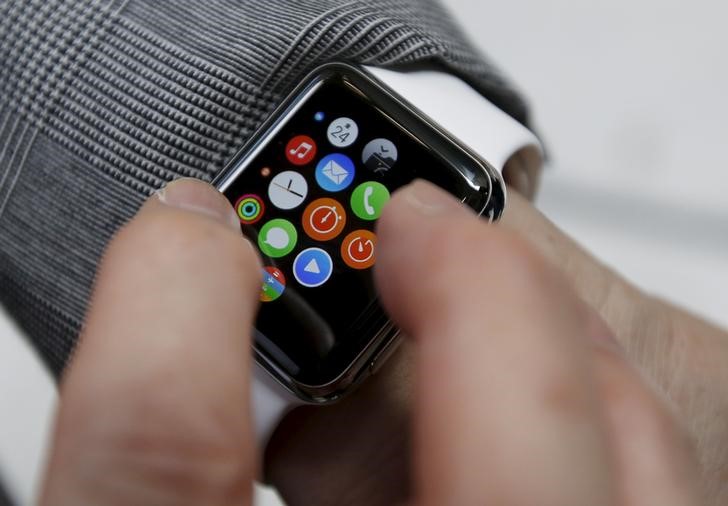 © Reuters. Apple se centra en la música y las apps para su reloj