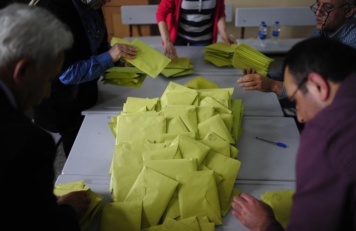 © Reuters. Election officials count vote at a polling station during the parliamentary election in Istanbul