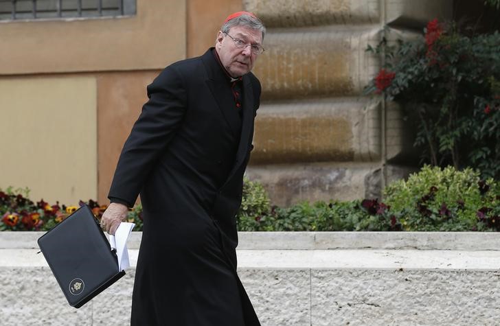 © Reuters. Australian Cardinal Pell arrives for a meeting at the Synod Hall in the Vatican