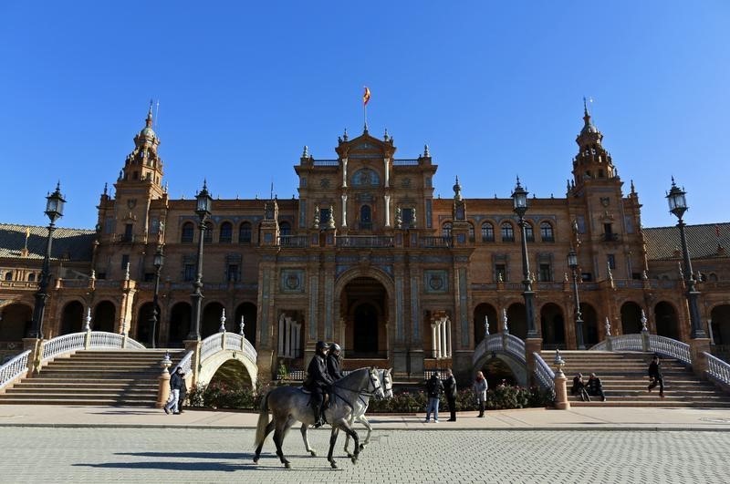 © Reuters. Mounted Spanish policewomen ride through "Plaza de Espana" (Spain's square) in Seville