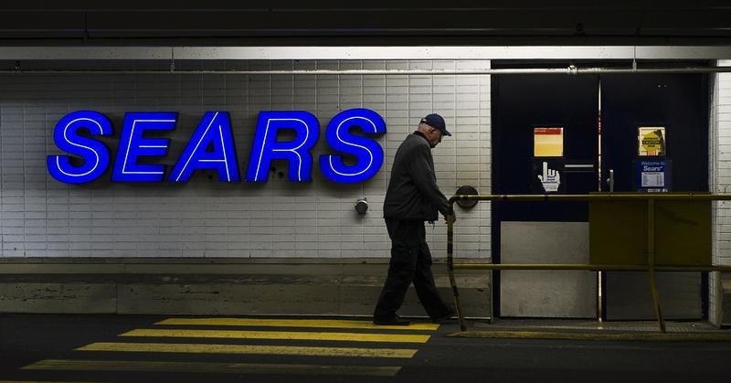 © Reuters. A customers enters the Sears store in North Vancouver, British Columbia