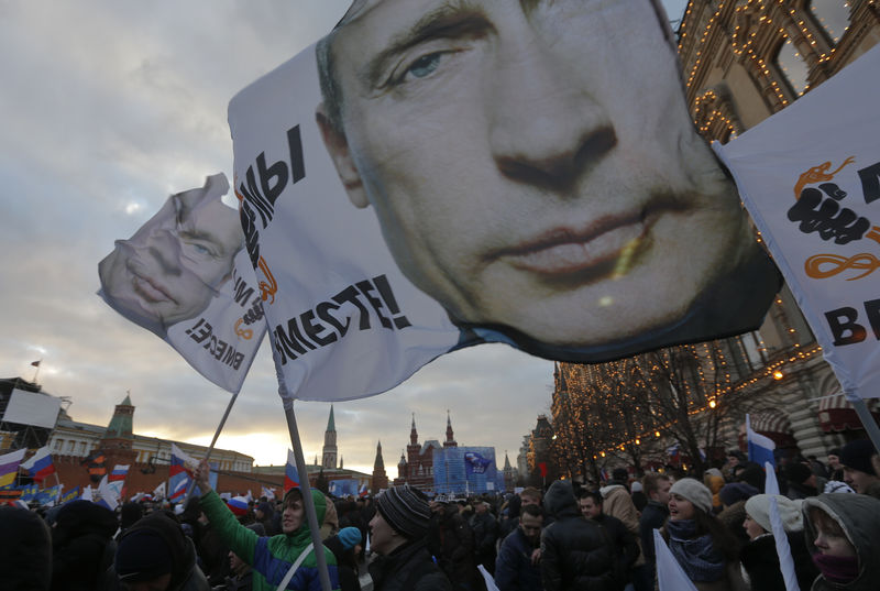 © Reuters. People attend a rally called "We are together" to support the annexation of Ukraine's Crimea to Russia in Red Square in central Moscow