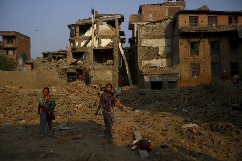 © Reuters. Pessoas andam por destroços do terremoto no Nepal