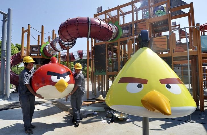 © Reuters. Trabalhadores instalando partes de um brinquedo do Angry Birds, na China