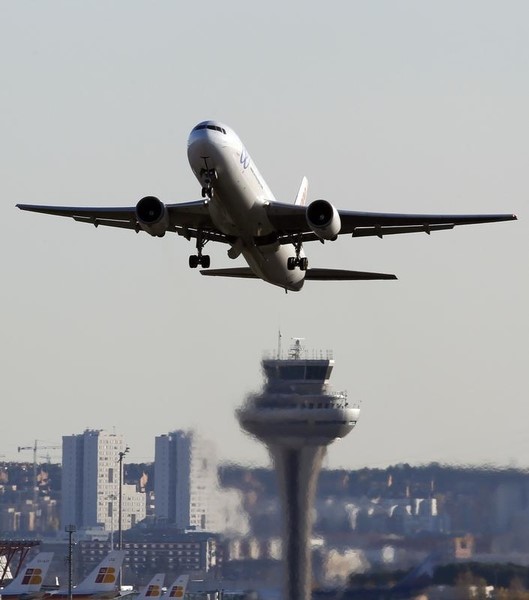 © Reuters. Fomento dice la huelga de controladores no afecta al tráfico aéreo
