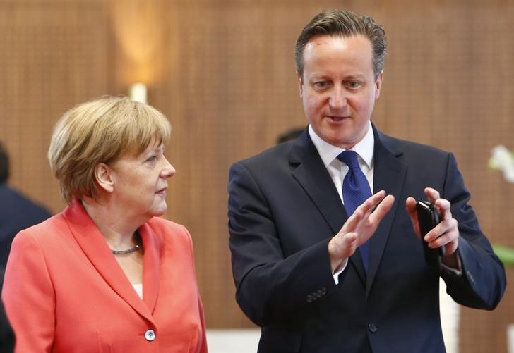 © Reuters. Chanceler alemã, Angela Merkel, e premiê britânico,  David Cameron, em cúpula do G7