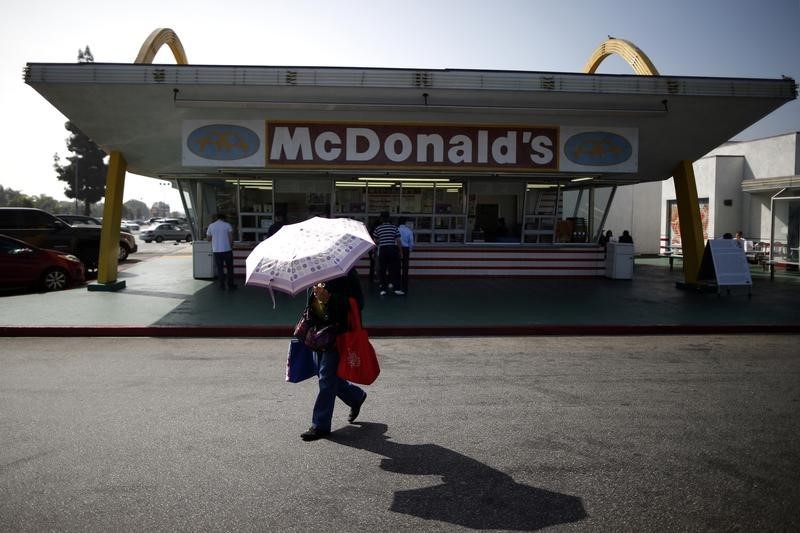 © Reuters. Customers are seen at a historic McDonald's restaurant in Downey, California