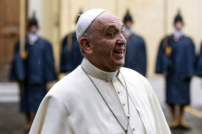 © Reuters. Papa Francisco antes de audiência com a presidente argentina, Cristina Kirchner, no Vaticano