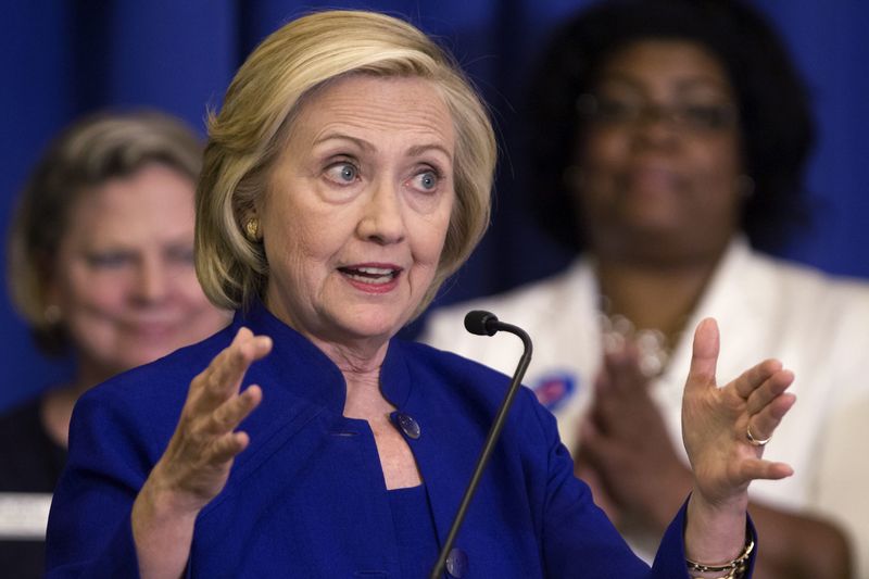 © Reuters. Democratic presidential candidate Clinton addresses the South Carolina House Democratic Women's Caucus in Columbia