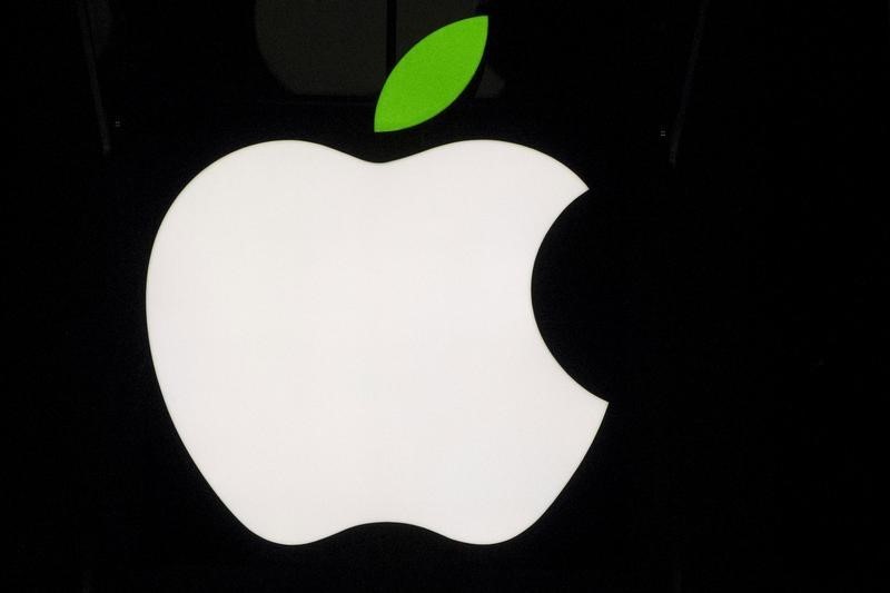 © Reuters. A view of the Apple logo on the flagship store on 5th Avenue in New York 