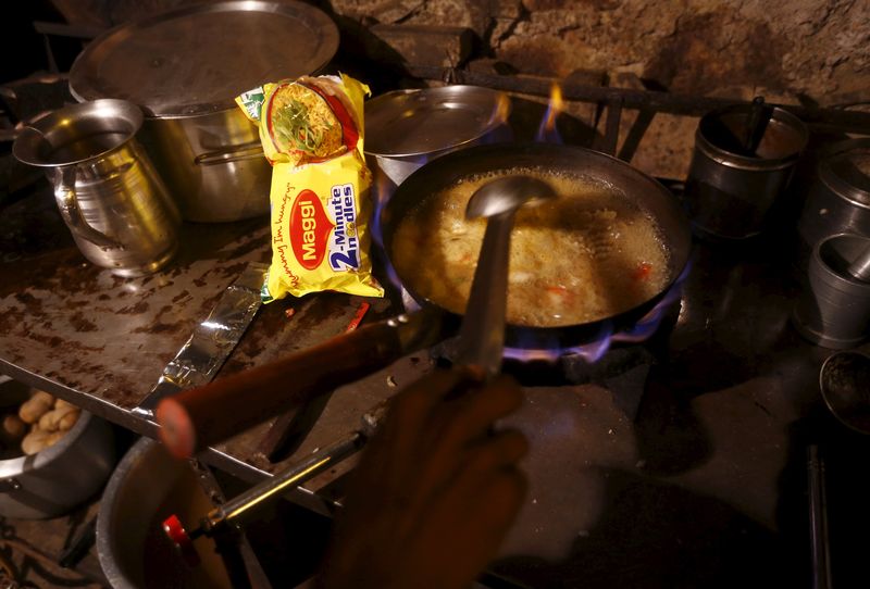 © Reuters. A vendor prepares Maggi noodles at a roadside eatery in New Delhi