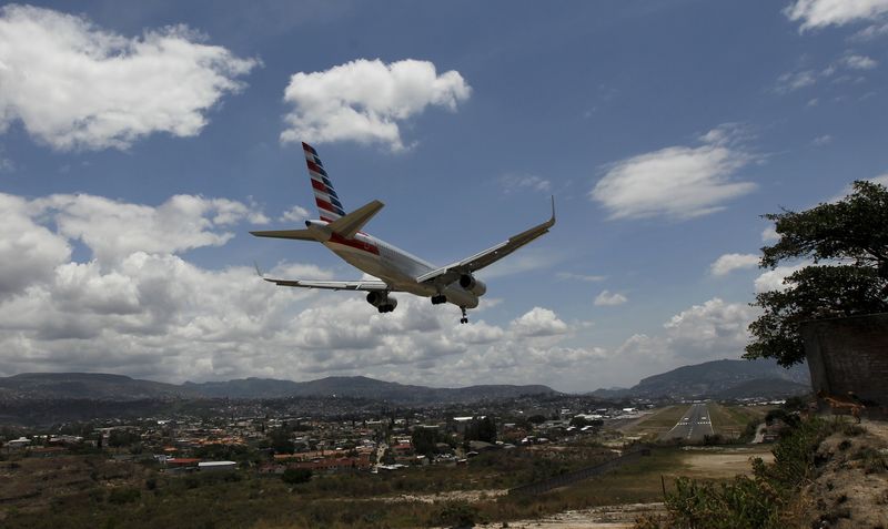 © Reuters. IATA revisa al alza proyección de ganancias globales de aerolíneas en 2015