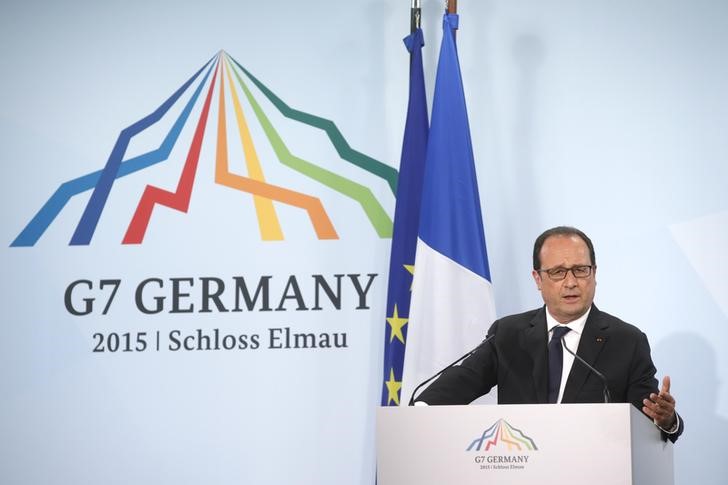 © Reuters. El presidente francés Hollande pide sellar un acuerdo con Grecia para fin de mes