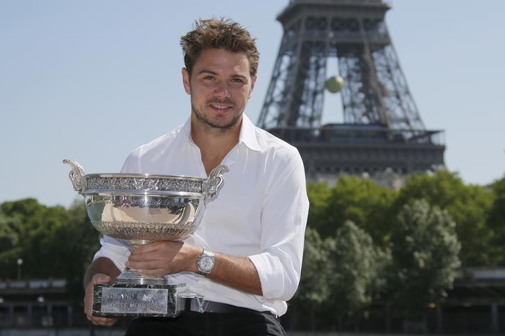 © Reuters. Stan Wawrinka posa com a taça de Roland Garros em frente à Torre Eiffel