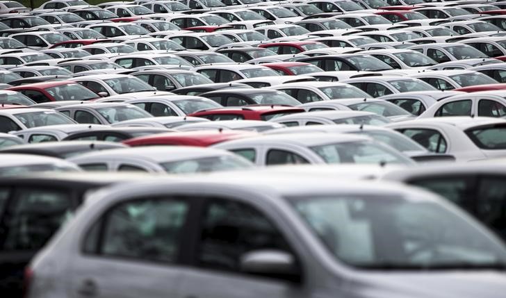 © Reuters. Carros novos em pátio de fábrica da Volkswagen em Taubaté