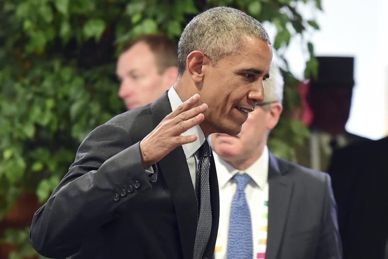 © Reuters. U.S. President  Obama prepares to greet World Bank Group President (unseen) before the second working session of the G7 summit at the Elmau castle in Kruen