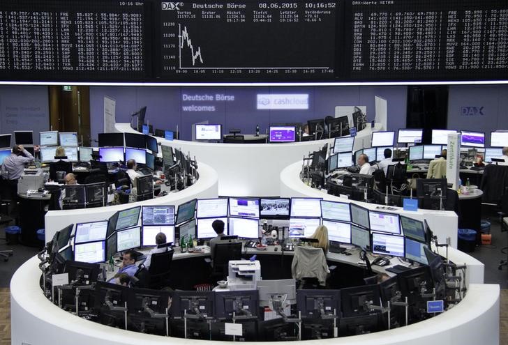 © Reuters. Las bolsas europeas caen castigadas por euro fuerte, alza en rendimiento bonos