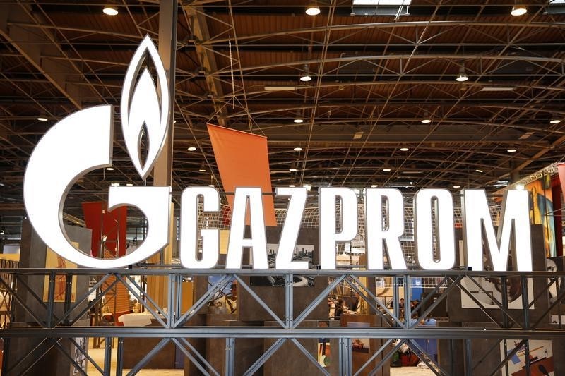 © Reuters. Logo da Gazprom visto durante conferência em Paris