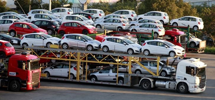 © Reuters. Carros novos sendo transportados de caminhão em São Bernardo do Campo