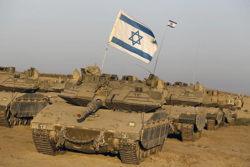 © Reuters. Tanques israelenses perto da fronteira com a Faixa de Gaza, em foto de arquivo