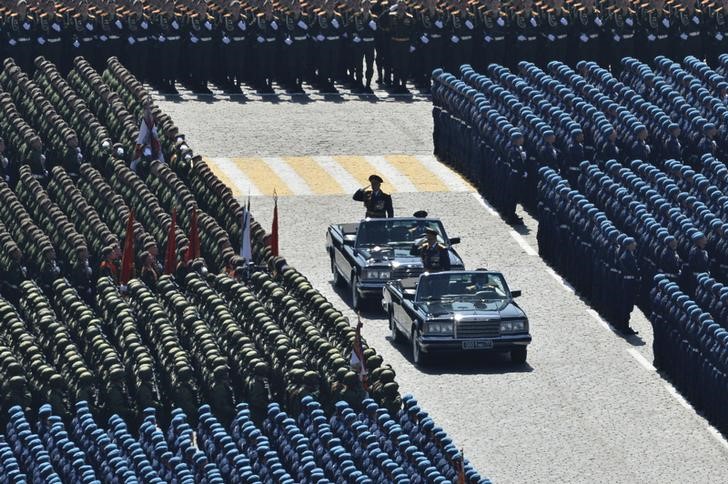 © Reuters. Russian Defence Minister Shoigu and Salyukov, Victory Parade Commander review troops at the beginning of the Victory Day parade at Red Square in Moscow