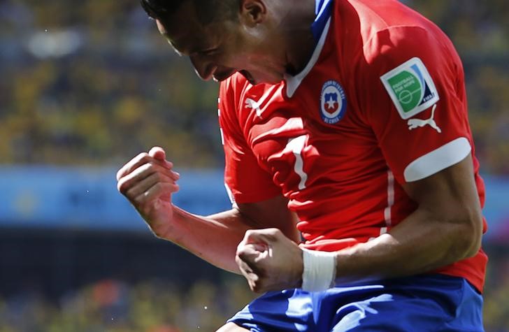 © Reuters. Alexis Sánchez comemora gol marcado pelo Chile contra o Brasil na Copa do Mundo de 2014