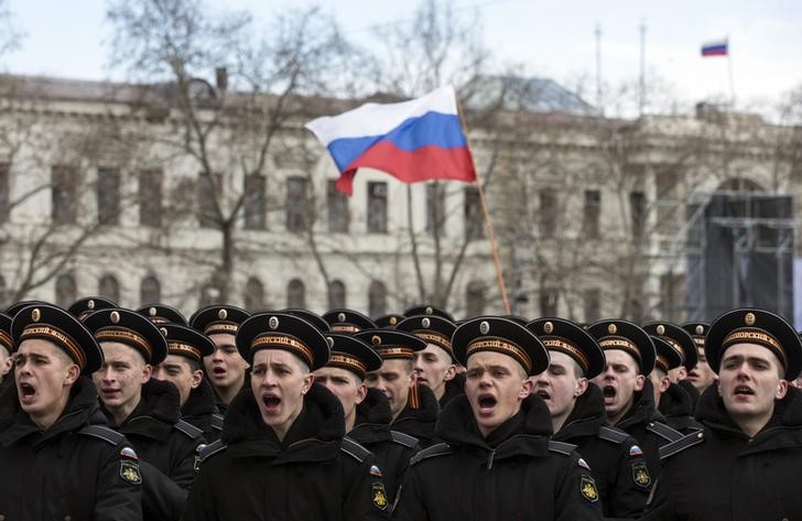 © Reuters. Militares russos participam de cerimônia em Sevastopol