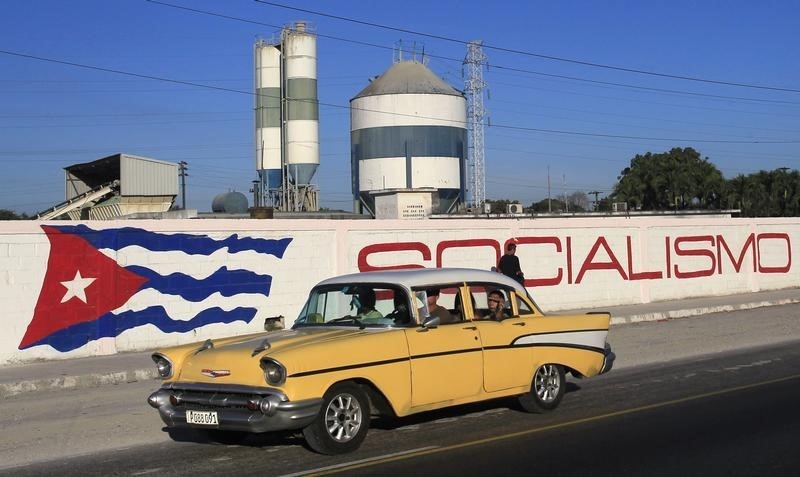 © Reuters. CUBA ET LE CLUB DE PARIS S'ENTENDENT SUR LE MONTANT DE LA DETTE