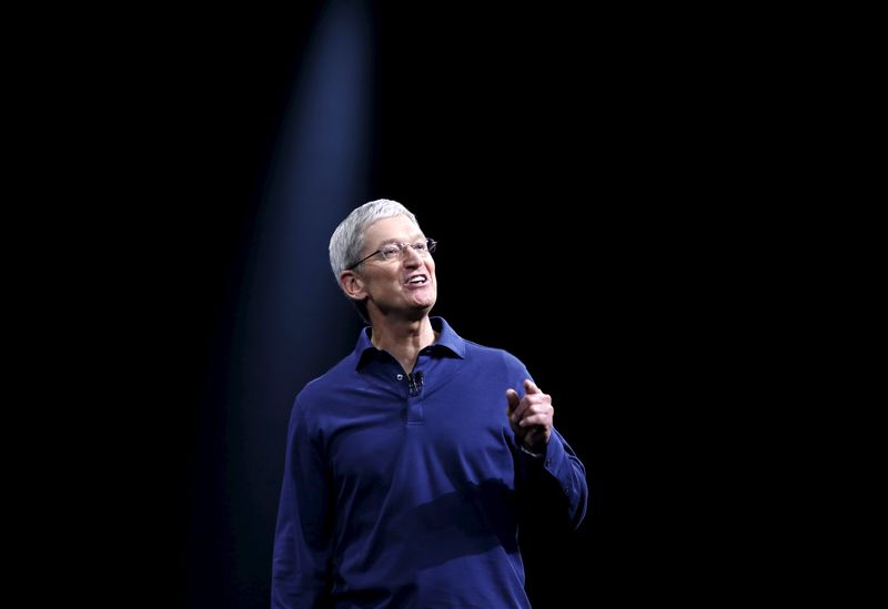 © Reuters. Presidente-executivo da Apple, Tim Cook, durante apresentação na conferência mundial para desenvolvedores na Califórnia