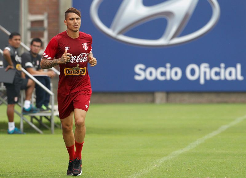 © Reuters. Atacante Paolo Guerrero durante treino com a seleção peruana de futebol