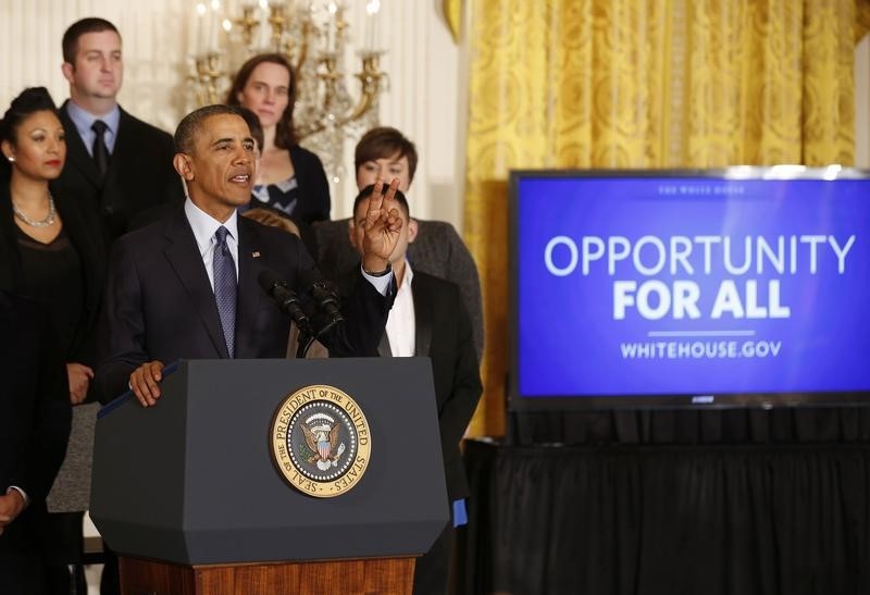 © Reuters. U.S. President Barack Obama talks before signing a Presidential Memorandum at the White House in Washington