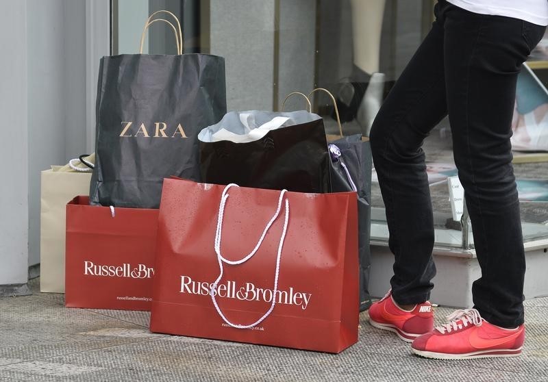 © Reuters. A shopper waits outside a store in Oxford Street in central London