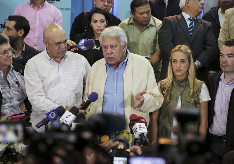 © Reuters. Ex-premiê espanhol Felipe González concede entrevista em Caracas