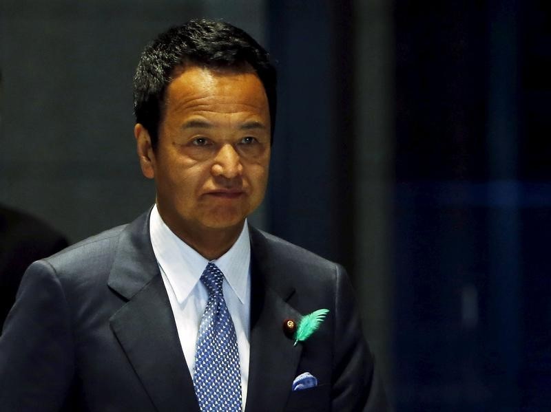 © Reuters. Japan's Economics Minister Amari arrives for a meeting with U.S. Trade Representative Michael Froman in Tokyo