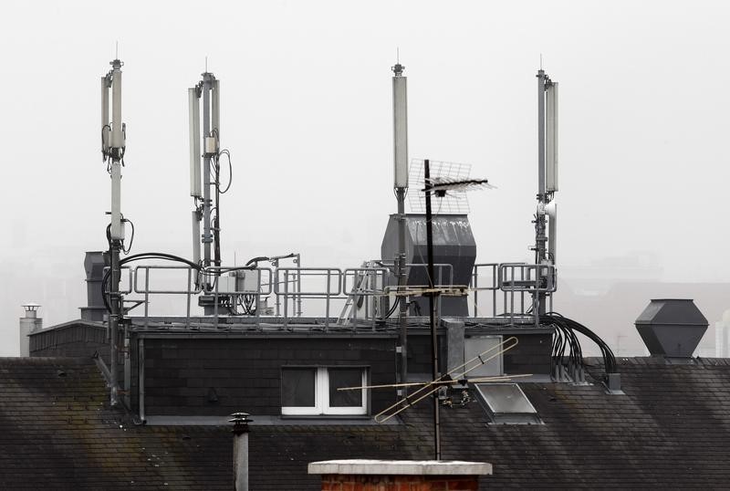 © Reuters. Mobile network antennas are pictured atop the roof of a house in Vienna