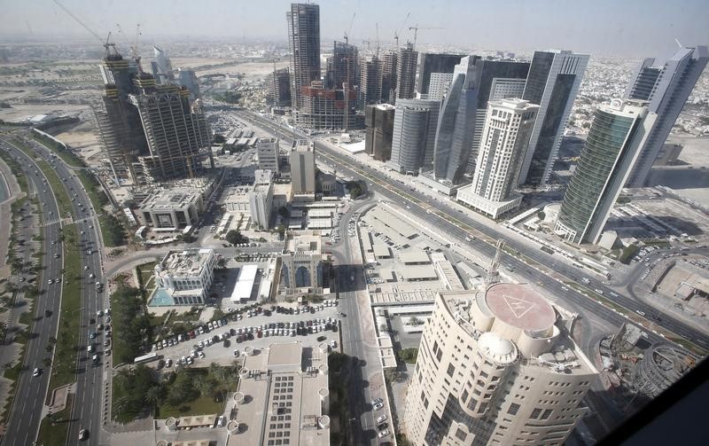 © Reuters. قطر تخفض توقعاتها لنمو الناتج المحلي في 2015 وتتوقع عجزا في 2016