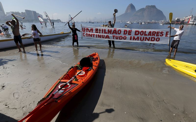 © Reuters. La polución del agua en bahía Guanabara de Río continúa preocupando al COI