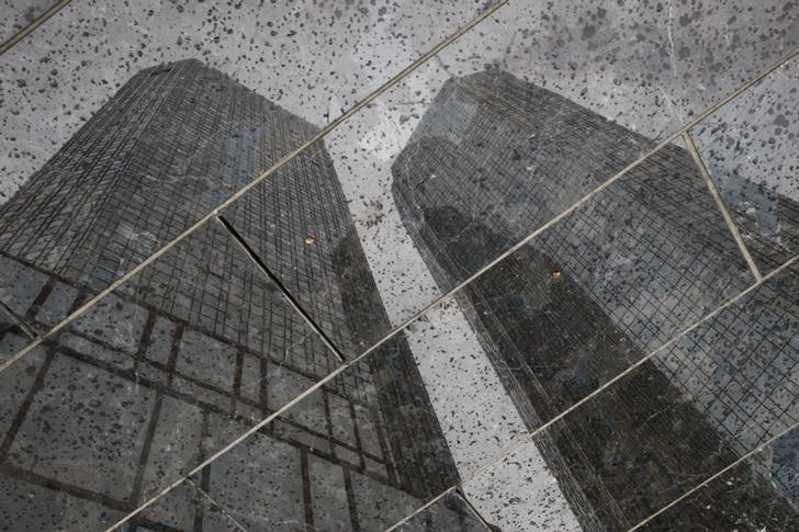 © Reuters. The headquarters of the Deutsche Bank are reflected in the polished floor, in Frankfurt