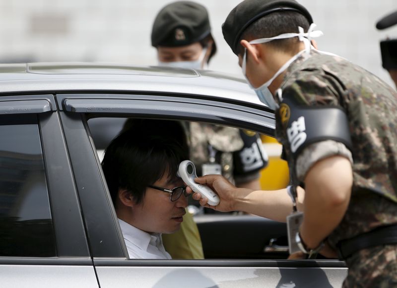 © Reuters. Hong Kong emite "alerta roja" contra viajes no esenciales a Corea del Sur por MERS