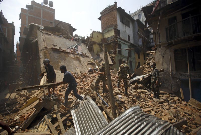 © Reuters. الأحزاب السياسية في نيبال تنحي خلافاتها بشأن الدستور بعد الزلزال