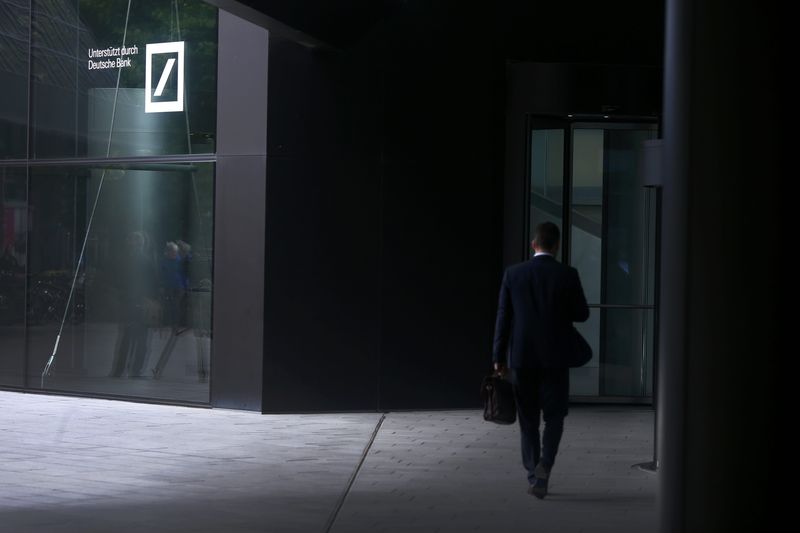 © Reuters. A man enters Deutsche Bank headquarters in Frankfurt