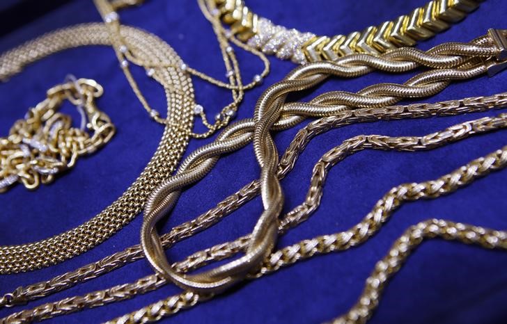 © Reuters. Золотые украшения в ювелирном магазине в Нью-Йорке