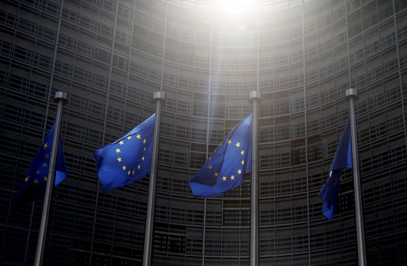© Reuters. Bandeiras da União Europeia, em Bruxelas 