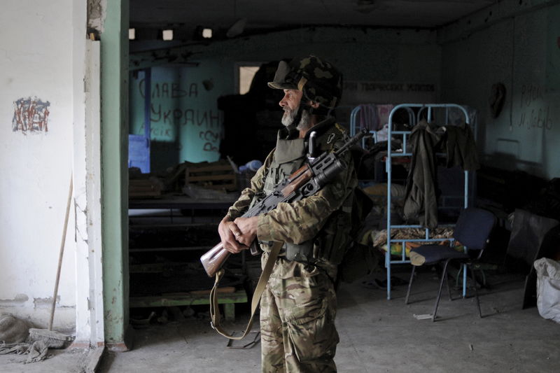 © Reuters. Militar ucraniano no vilarejo de Shirokino, na Ucrânia