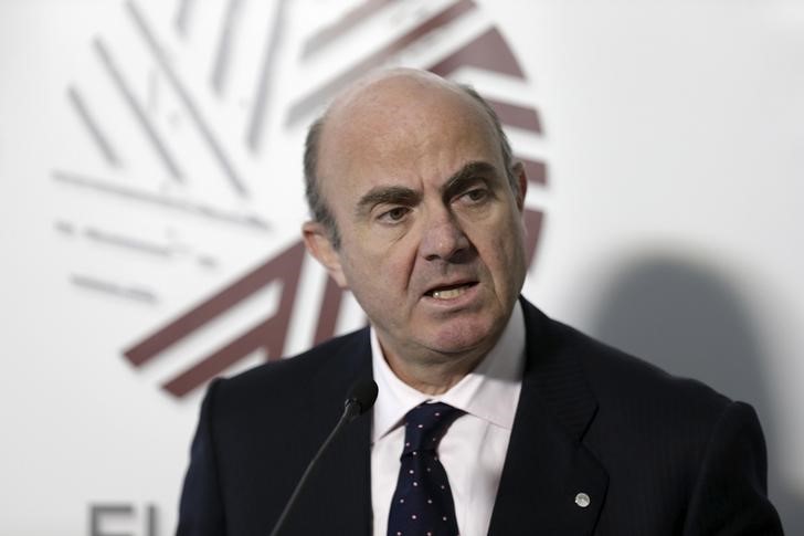 © Reuters. Ministro da Economia da Espanha, Luis de Guindos, durante encontro em Riga