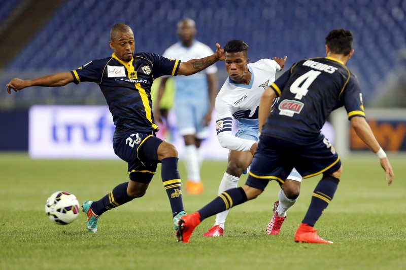 © Reuters. Parma's Santacroce and Mendes challenge Lazio's Keita in their Serie A soccer match in Rome