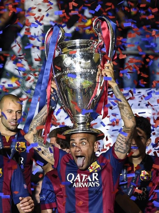 © Reuters. Dani Alves com a taça da Liga dos Campeões após vitória do Barcelona sobre a Juventus