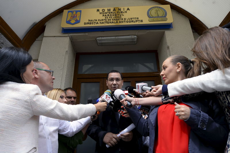 © Reuters. Premiê romeno, Victor Ponta, concede entrevista em Bucareste