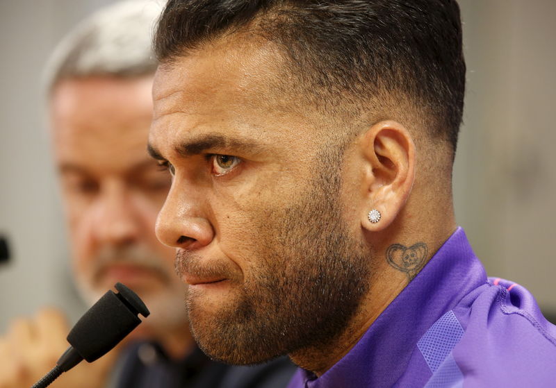 © Reuters. El defensa del Barça Dani Alves acuerda una extensión de su contrato 