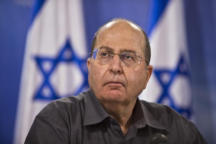 © Reuters. Israeli Defence Minister Moshe Yaalon attends a news conference in Tel Aviv